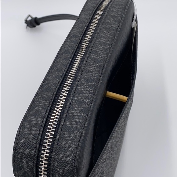 MICHAEL KORS LARGE EW ZP CHAIN XBODY BLACK SIGNATR - Picture 11 of 16